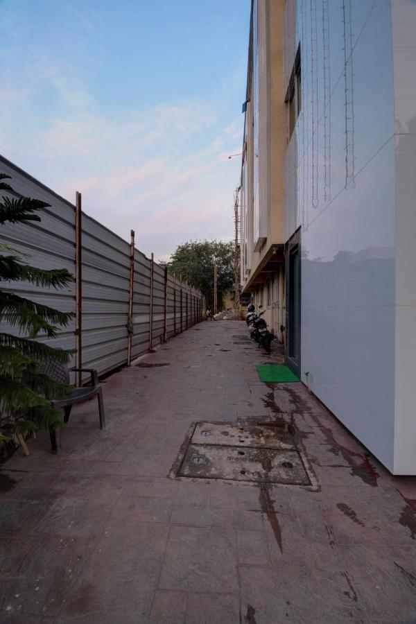 Hotel Mourya Residency Navi Mumbai Exterior foto